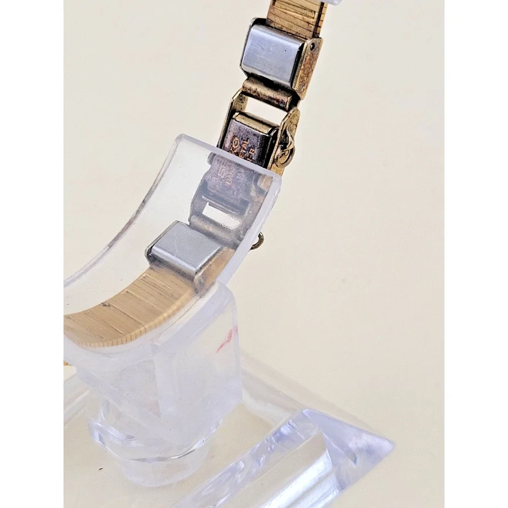 Seiko Quartz 1400-8209 Women's Wristwatch Band Gold Base Metal Tone Finish